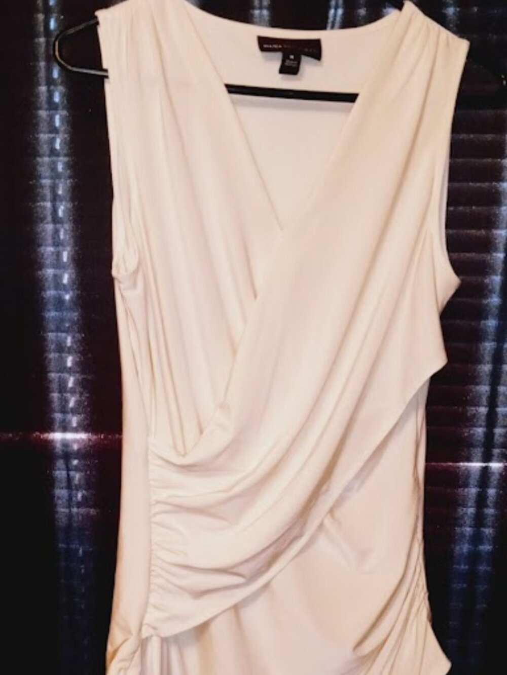 Dana Buchman - Women's Top Ivory crossover flow sleevelss medium v neck